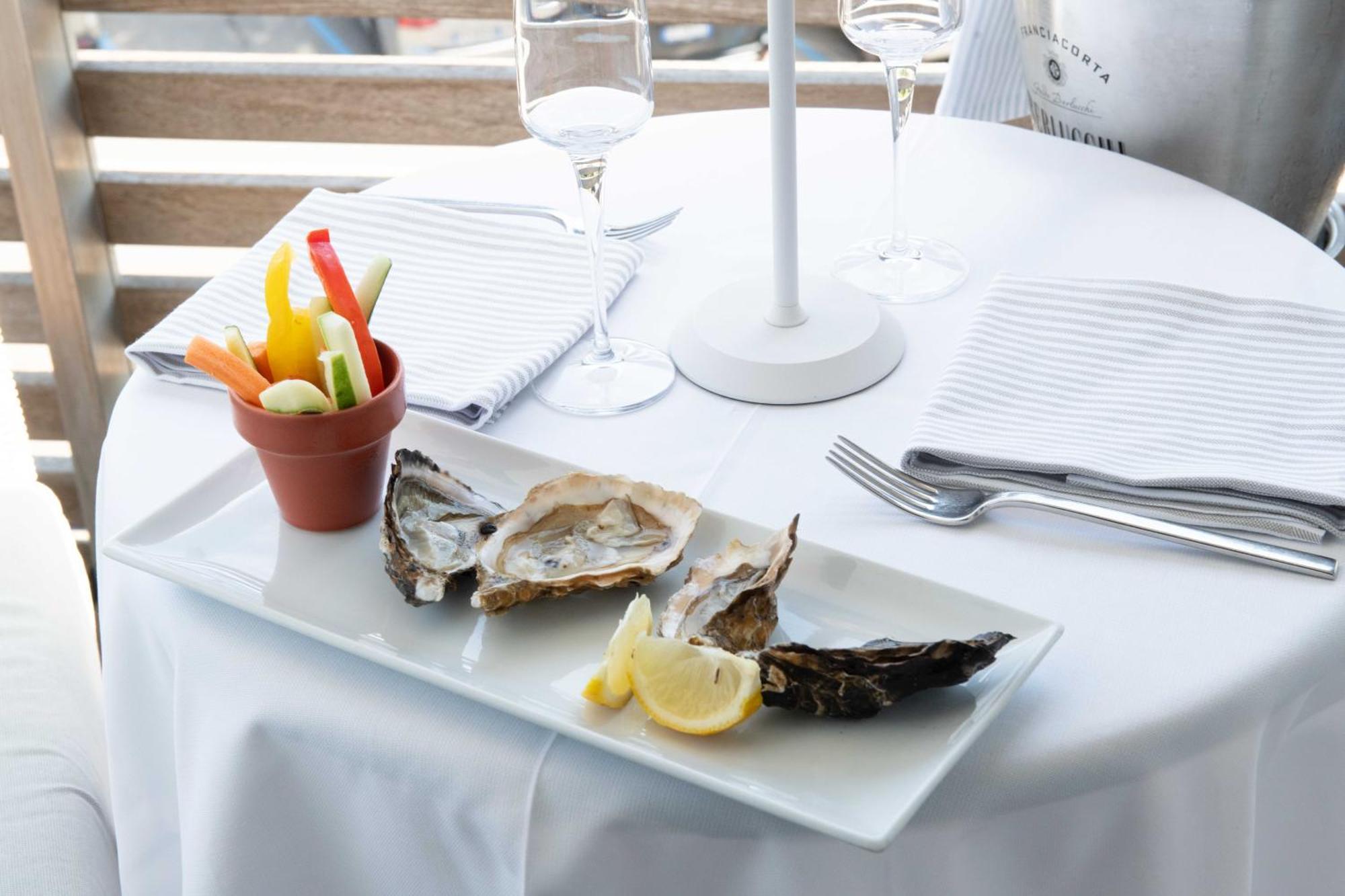 Hotel Kiss Beachfront & Restaurant
